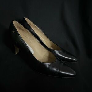 Etienne Aigner black leather pump